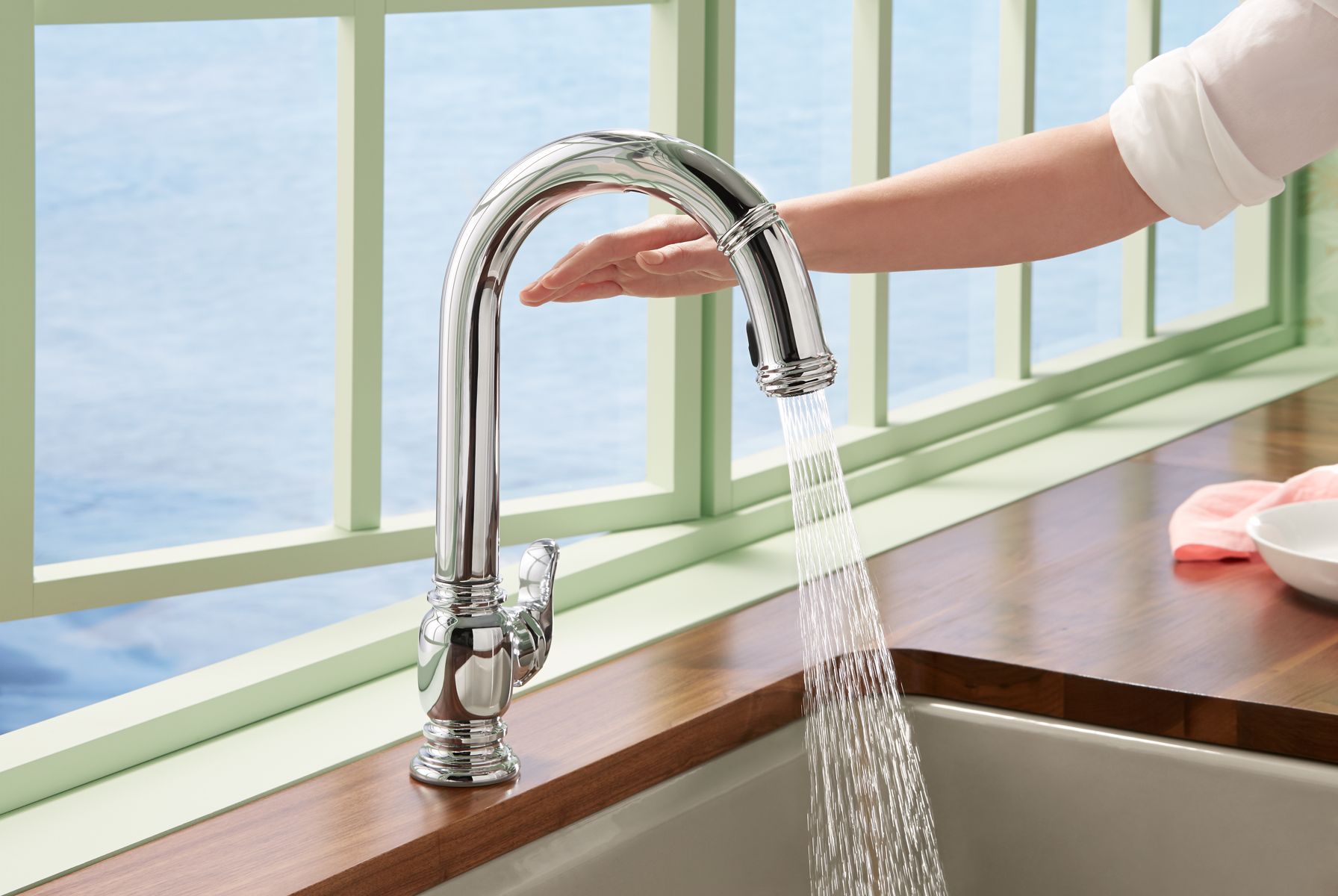  Beckon® Touchless pull-down kitchen sink faucet